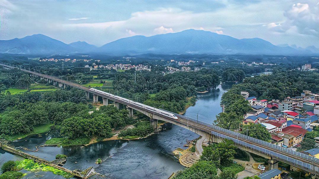 贵广高铁提速运行 贵广高铁最高时速按300公里运营,桂林,贵阳,成都