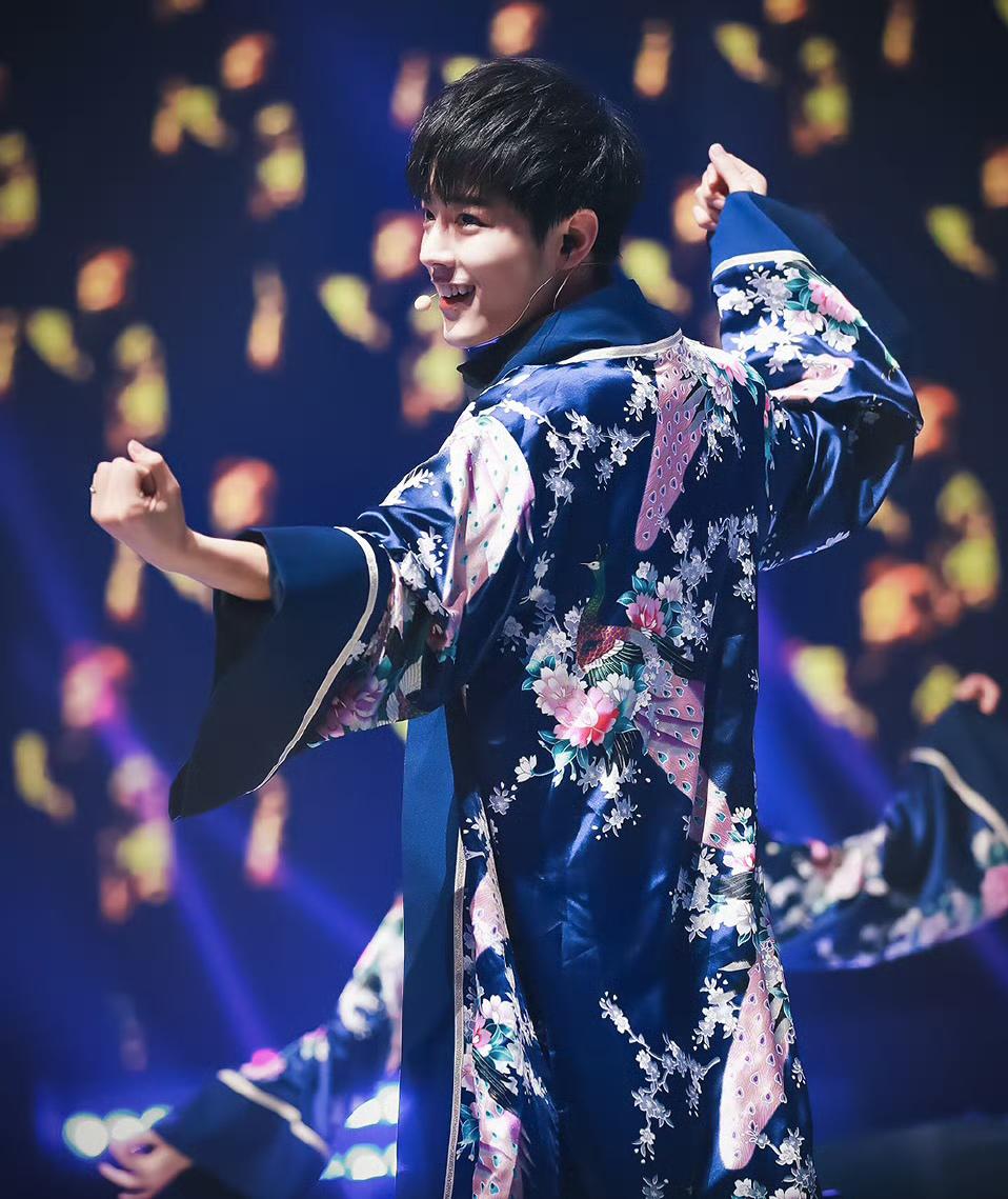 肖战浴袍造型:视听双重享受 肖战的浴袍造型极度帅气养眼,将他英俊