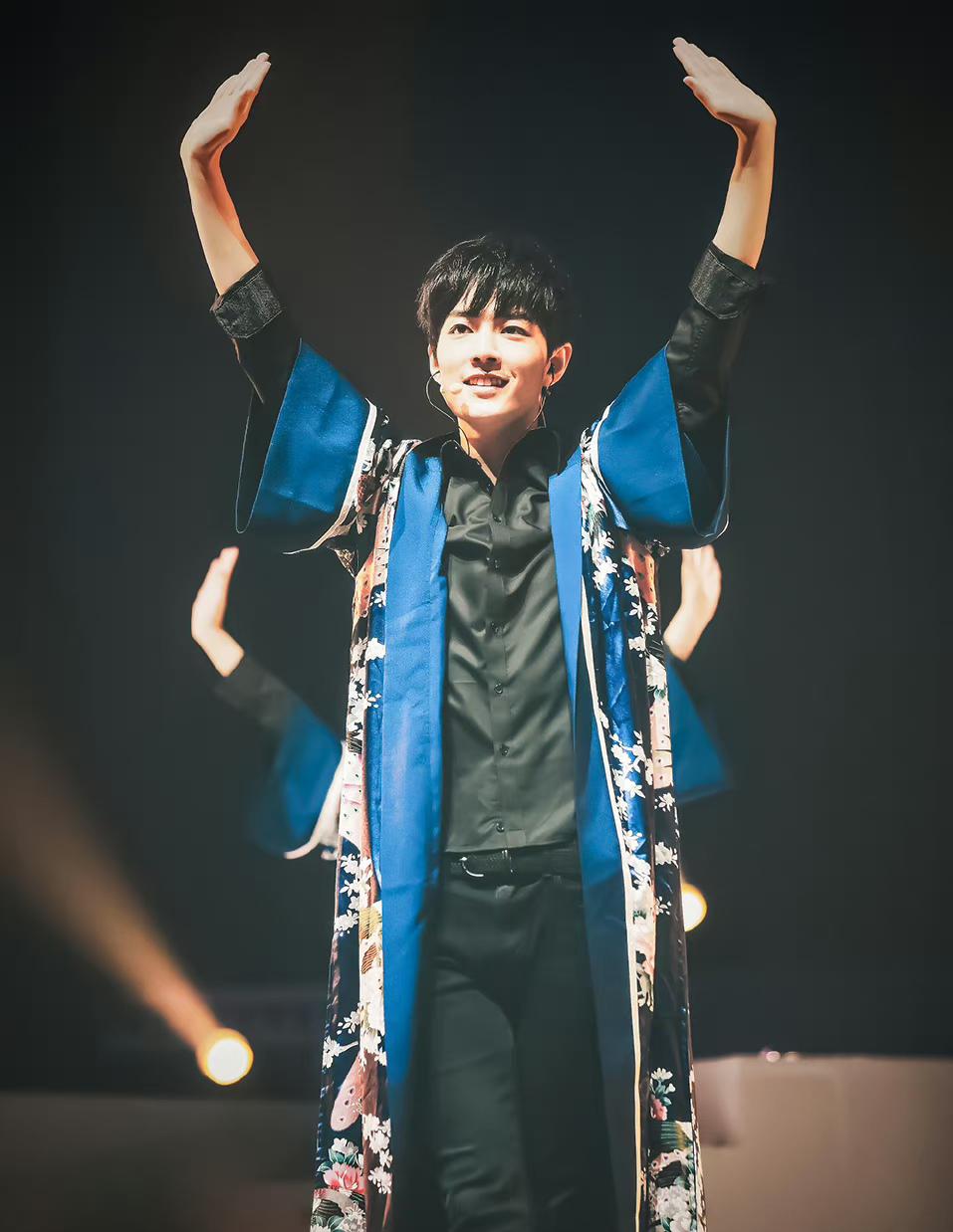 肖战浴袍造型:视听双重享受 肖战的浴袍造型极度帅气养眼,将他英俊