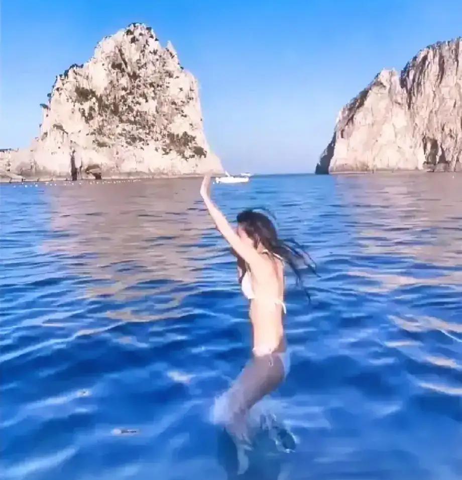 angelababy的比基尼玩水 angelababy在个人社交平台上晒出穿比基尼