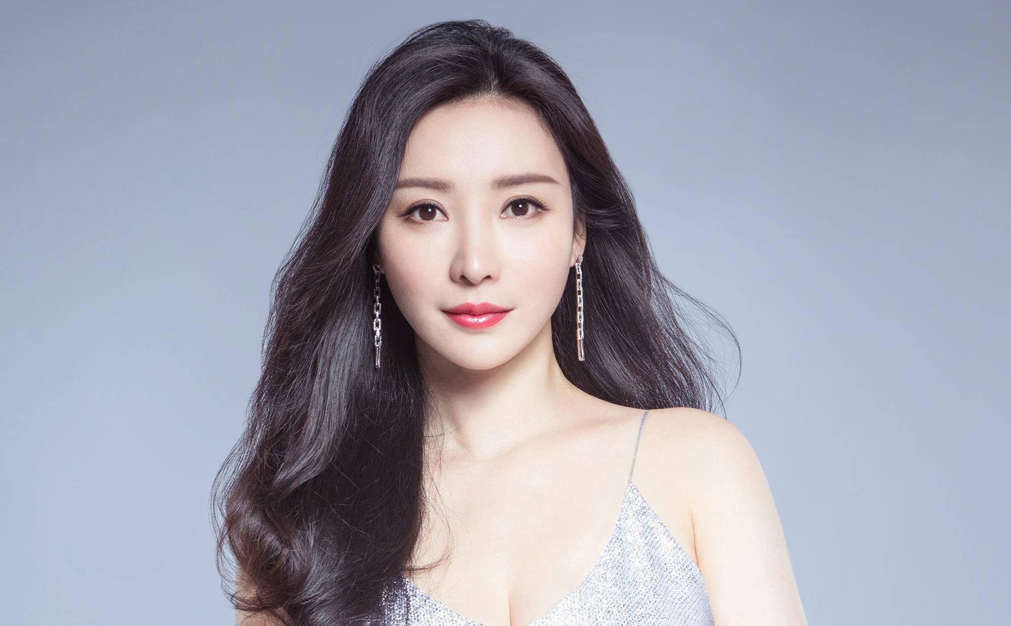 柳岩:坚定前行的韧性 柳岩是一位在娱乐圈历经沉浮的女演员,她的经历
