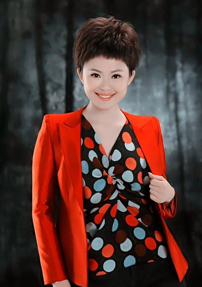 栗娜,中国内地女主持人 栗娜于2005年加入央视,担任出镜记者兼编辑