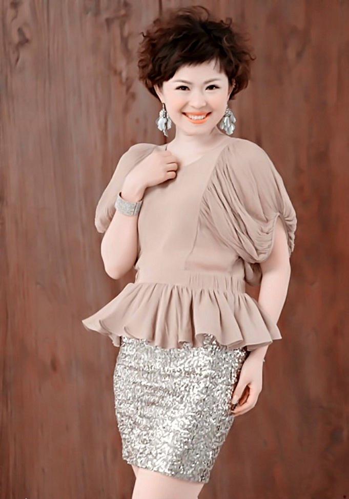 栗娜,中国内地女主持人 栗娜于2005年加入央视,担任出镜记者兼编辑