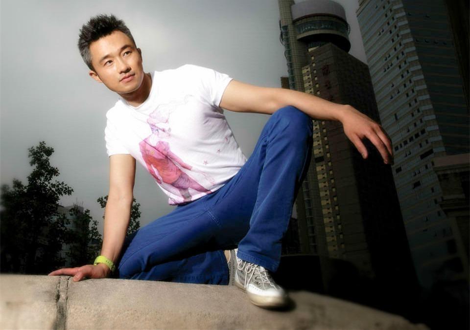 程雷辟谣,健康现身 东方卫视主持人程雷因肝病去世的谣言,让人们陷入