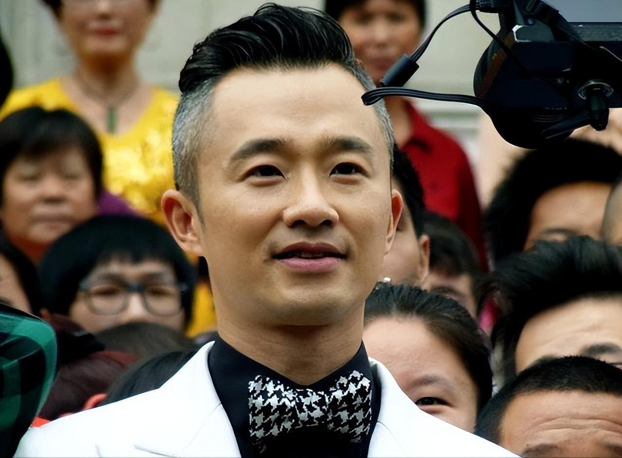 程雷辟谣,健康现身 东方卫视主持人程雷因肝病去世的谣言,让人们陷入