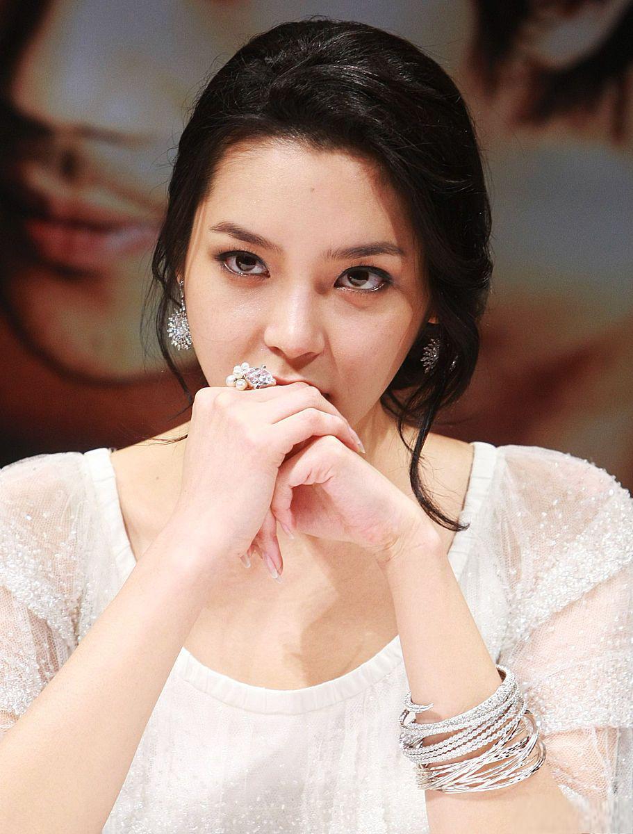 朴诗妍:从女神到"瘾君子" 朴诗妍曾是备受欢迎的明星,但因一系列错误