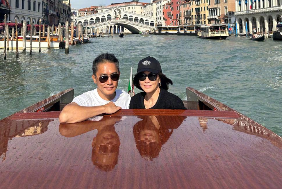 梁朝伟与妻刘嘉玲威尼斯撒糖 梁朝伟和妻子刘嘉玲在威尼斯电影节上撒