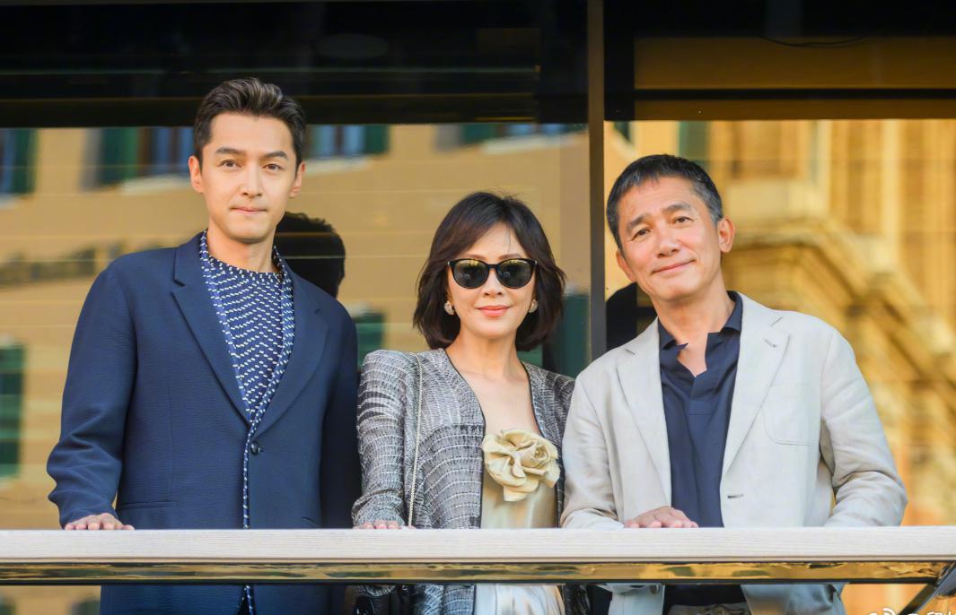 梁朝伟与妻刘嘉玲威尼斯撒糖 梁朝伟和妻子刘嘉玲在威尼斯电影节上撒