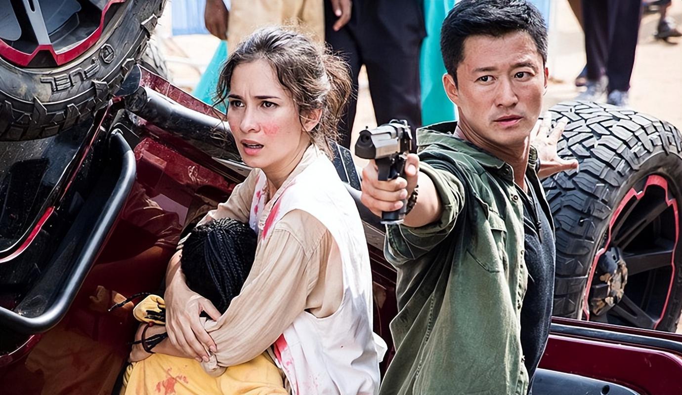 卢靖姗穿泳装跟老公韩庚亲密合照 卢靖姗身穿连体泳衣站在海边露出