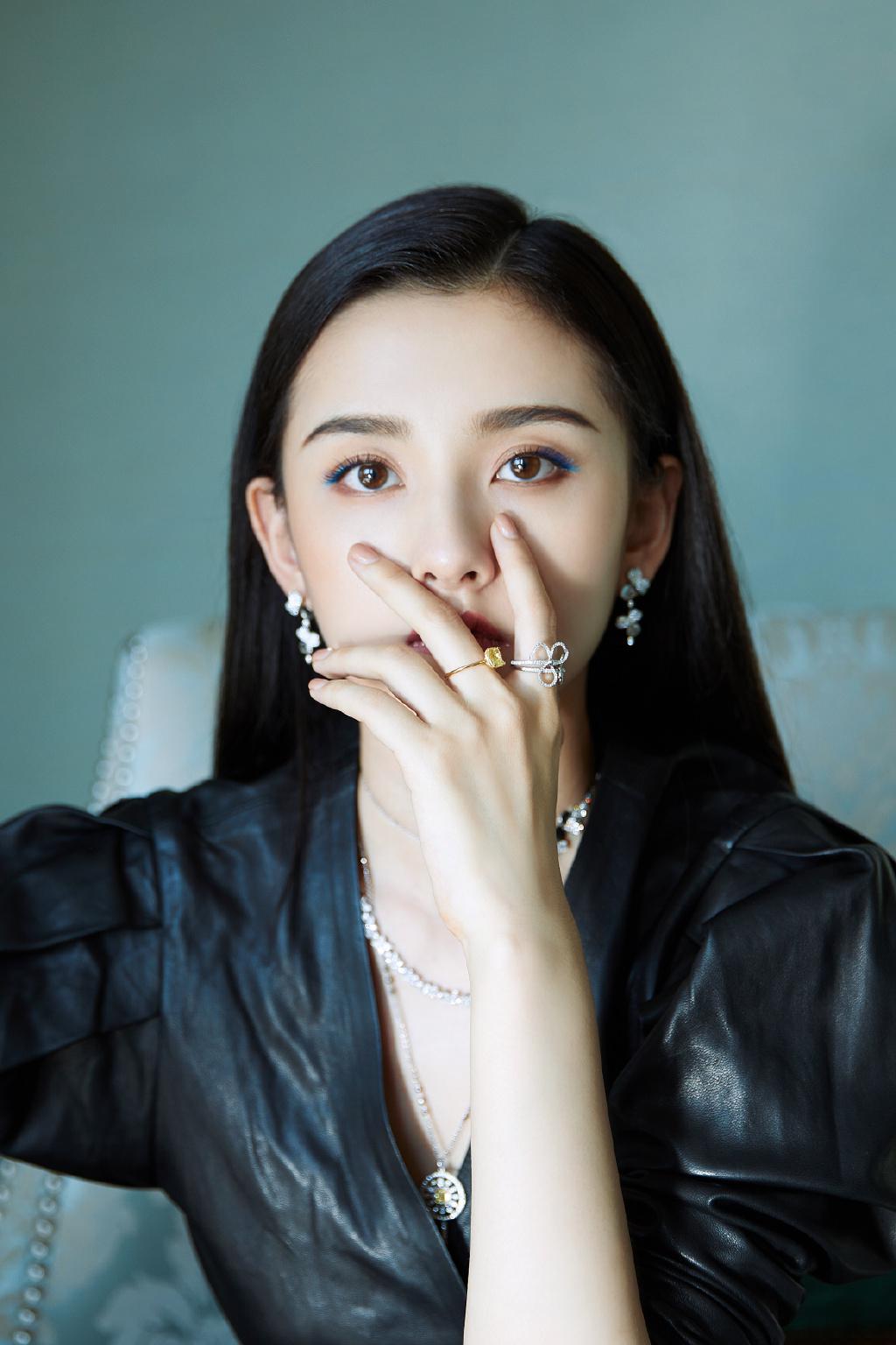 蒋依依涉嫌逃税引发网友热议 演员蒋依依涉嫌逃税,引发了广大网友的