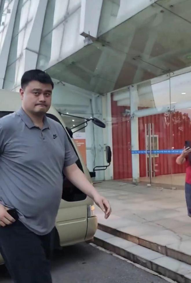 姚明退役后发福不少,肚子大得惊人,走路姿态奇特,希望他注意身体健康