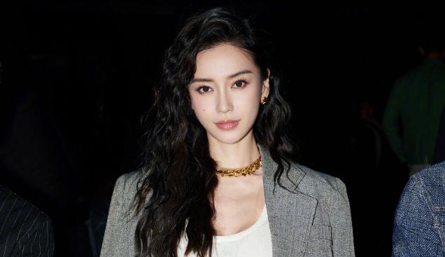 baby活动签名照摆满一张桌 杨颖为粉丝准备了一份特别的惊喜,她亲自