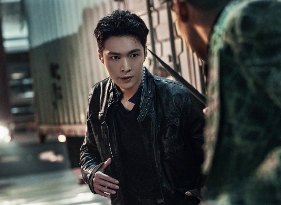 《孤注一掷》:张艺兴的演技扎实 张艺兴的演艺之路起步虽晚,但是是一