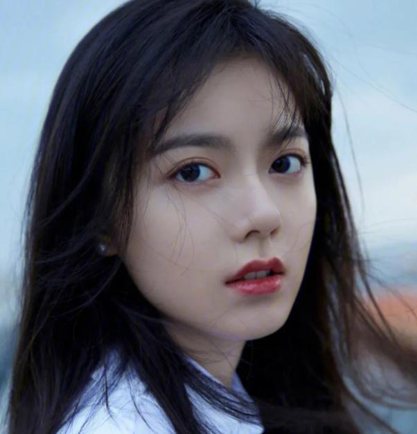 赵今麦的广告造型 赵今麦是一位年仅20岁的女星,她的广告造型一再引发