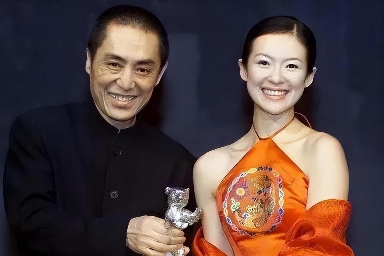 张艺谋:情史混乱 张艺谋曾经有一段深深打动他的情感经历,一段凄美动