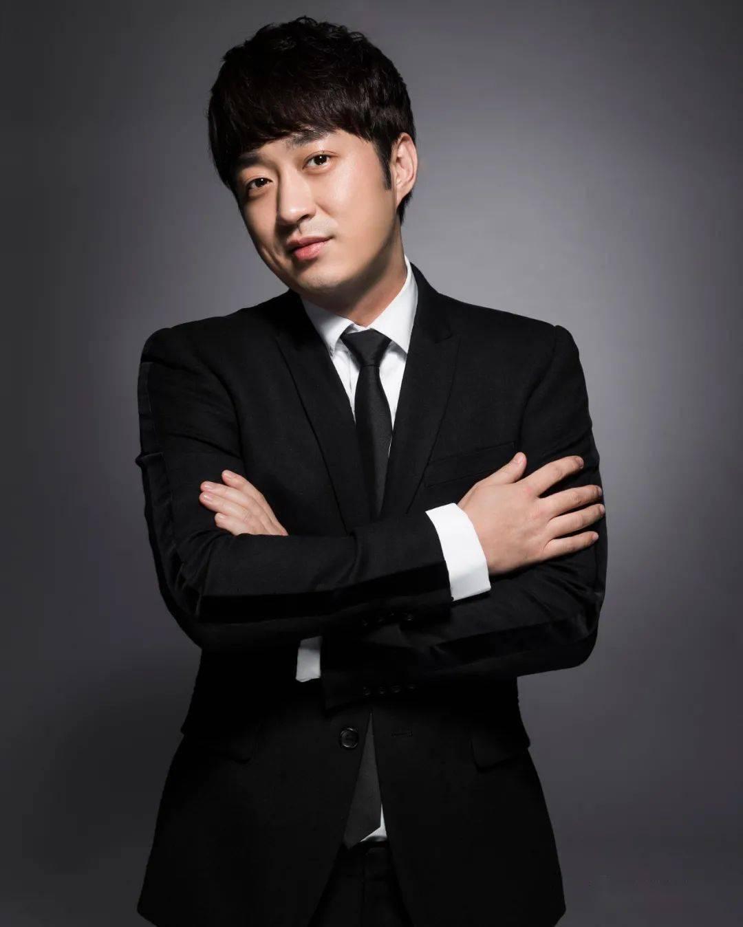 杨颖与经纪人贾士凯牵手拥抱,疑似新恋情曝光.