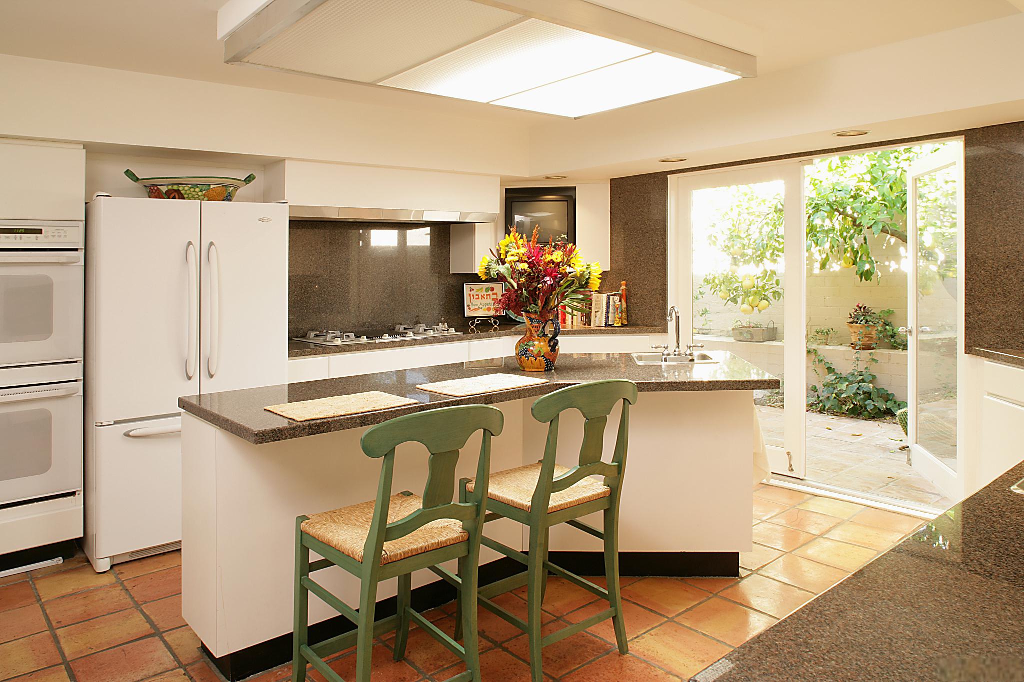 大厨房装修建议 随着生活品质的提高,许多家庭面临着厨房过大的问题.