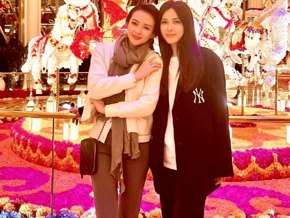 曾黎与章子怡:风格之争与美的定义 曾黎的优雅与时尚,章子怡的柔美与