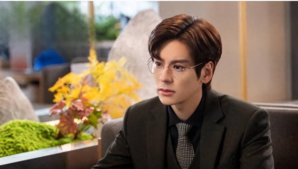 《金牌客服董董恩》:甜宠爆火 由徐璐,魏哲鸣主演的情感剧《金牌客服