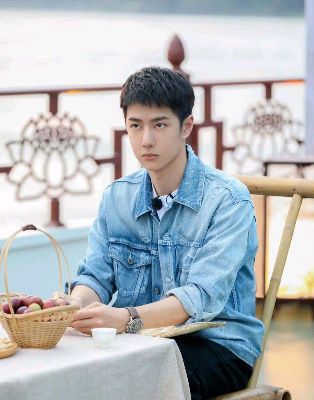 王一博辟谣假瓜 王一博方在7点06分的时候直接发布声明辟谣,称王一博