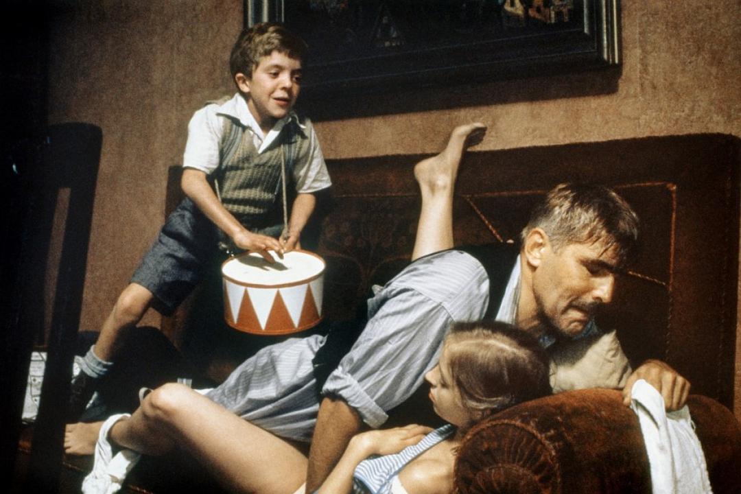 铁皮鼓:伦理与荒诞的电影 奥斯卡的母亲和自己的表弟相恋,由于近亲不