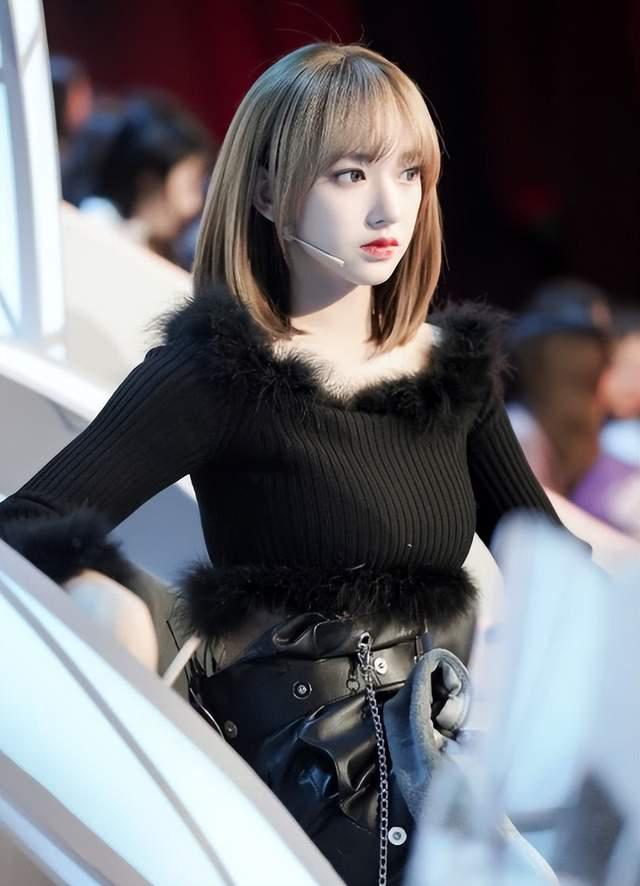 程潇:人间芭比 程潇,被称为"人间芭比",身材健康,颜值极高,25岁的年纪