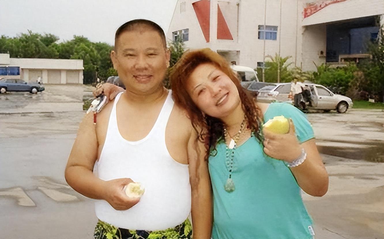 陪伴其走过低谷 王惠是德云社的董事长,郭德纲的第二任妻子,她在