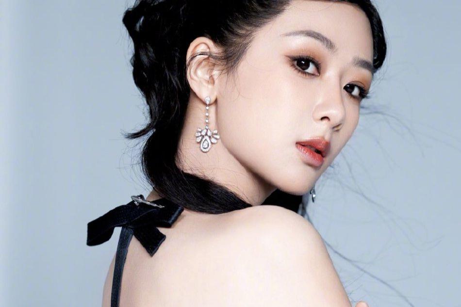 杨紫:性感撩人的黑色露背裙 杨紫身穿黑色露背裙,她俏脸清丽脱俗,明眸