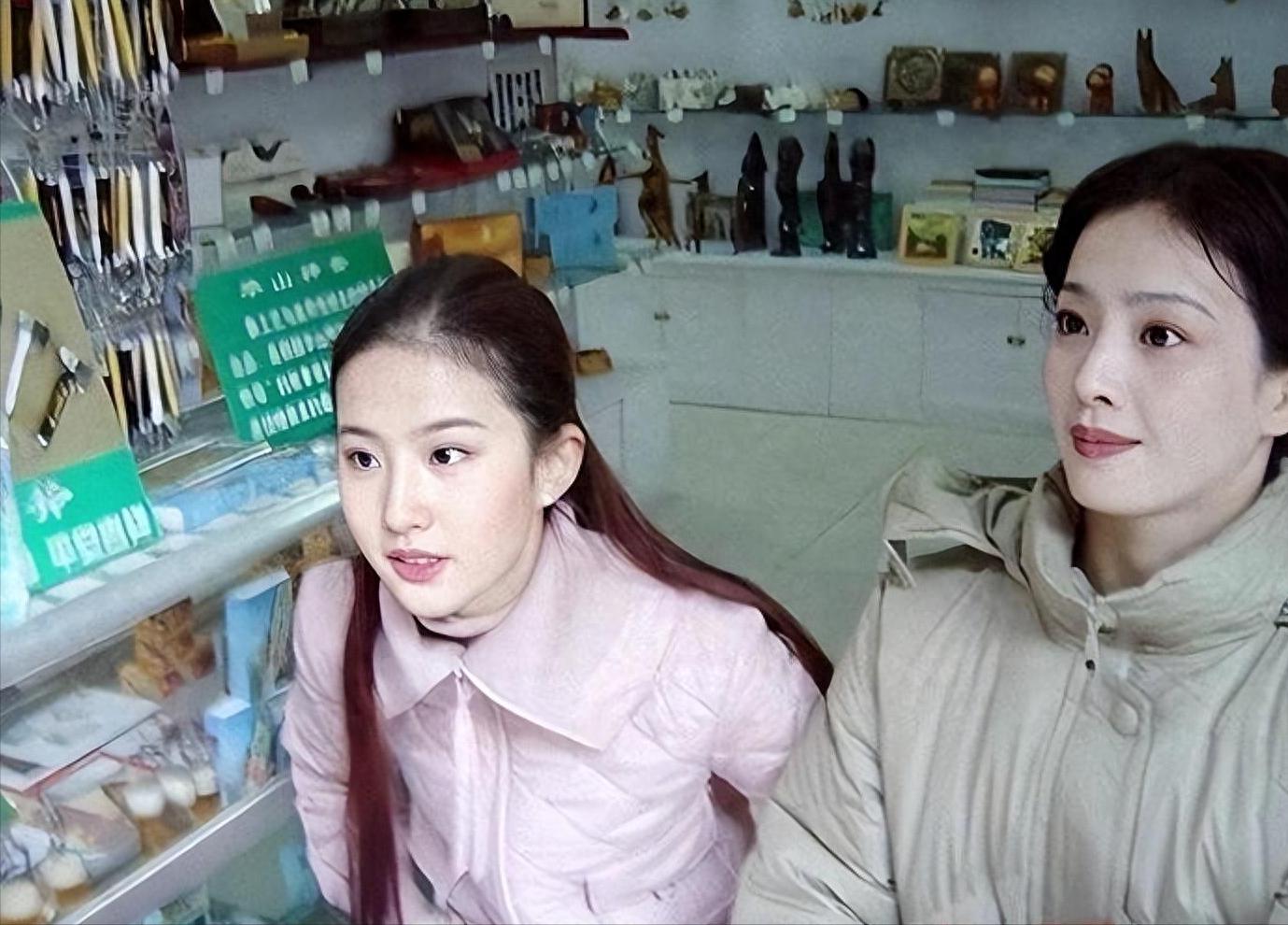 刘亦菲妈妈刘晓莉:两次离婚单身至今 刘亦菲的母亲刘晓莉是一位优雅