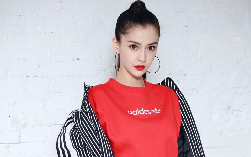 杨颖英文名拼音超特别 angelababy(杨颖)在电竞节目《战至巅峰》中