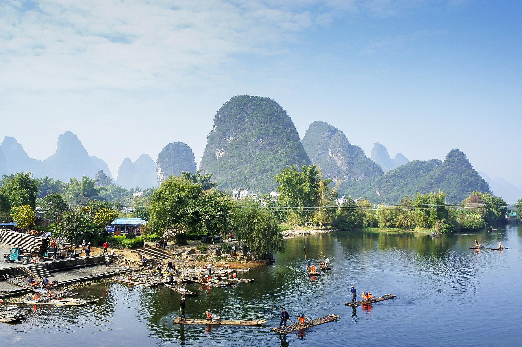 桂林旅游景点推荐 桂林,位于中国广西壮族自治区,是一个拥有美丽山水