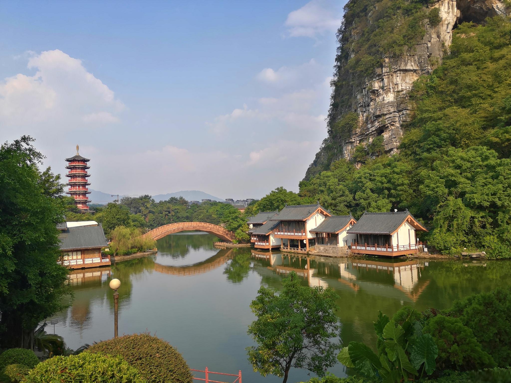 桂林旅游景点推荐 桂林,位于中国广西壮族自治区,是一个拥有美丽山水