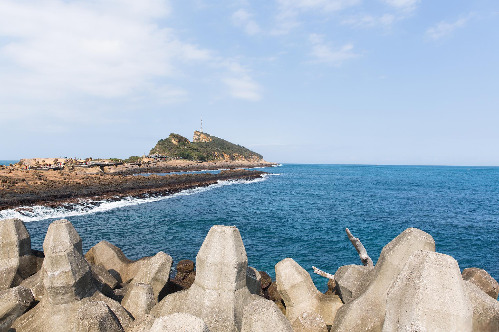 海边玩耍 我们首先去了东山岛的最南端,观看了海边的景色.