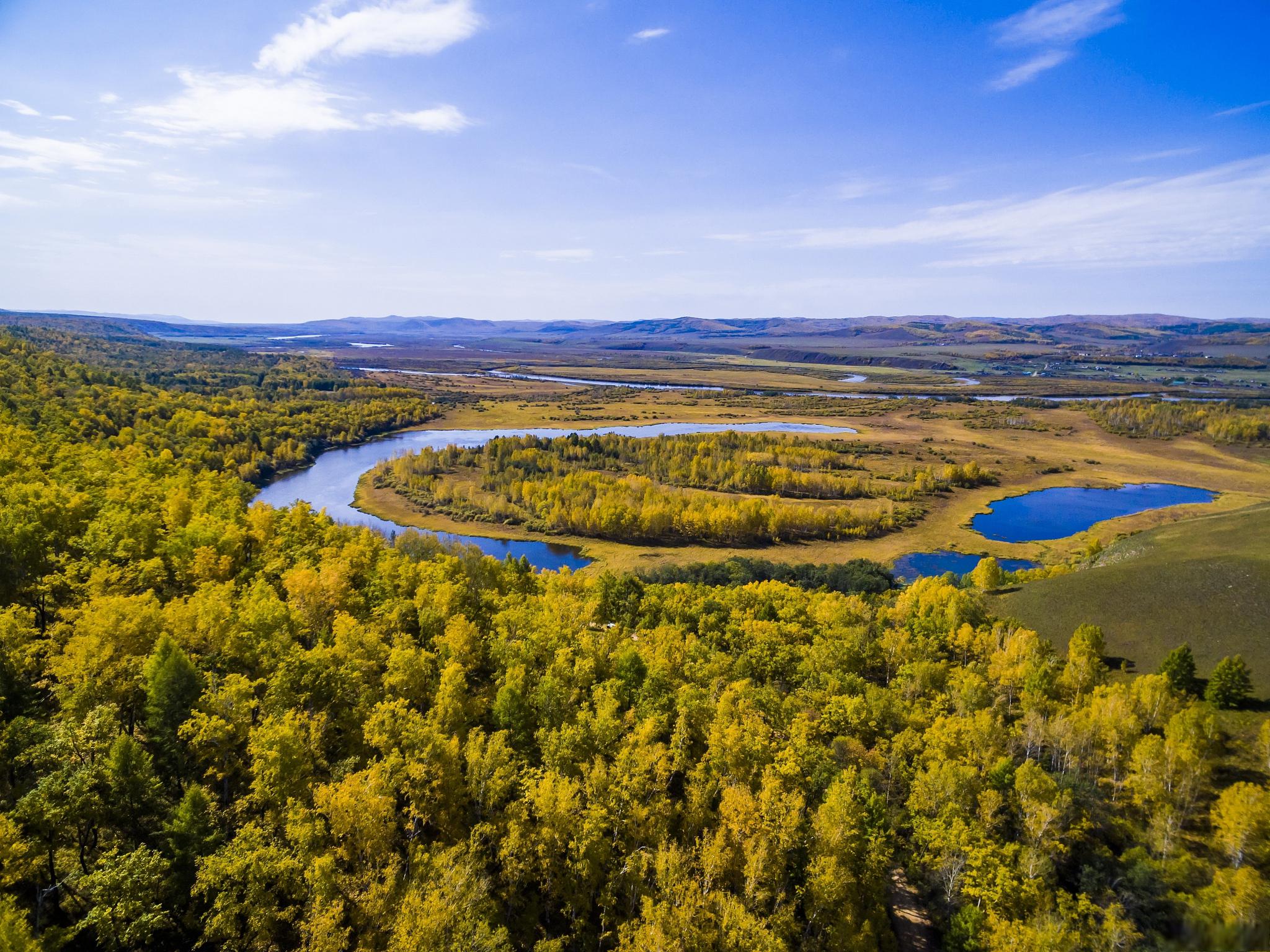 秋天的大兴安岭:绚丽多彩的画卷 大兴安岭,位于中国的最北端,是温带针