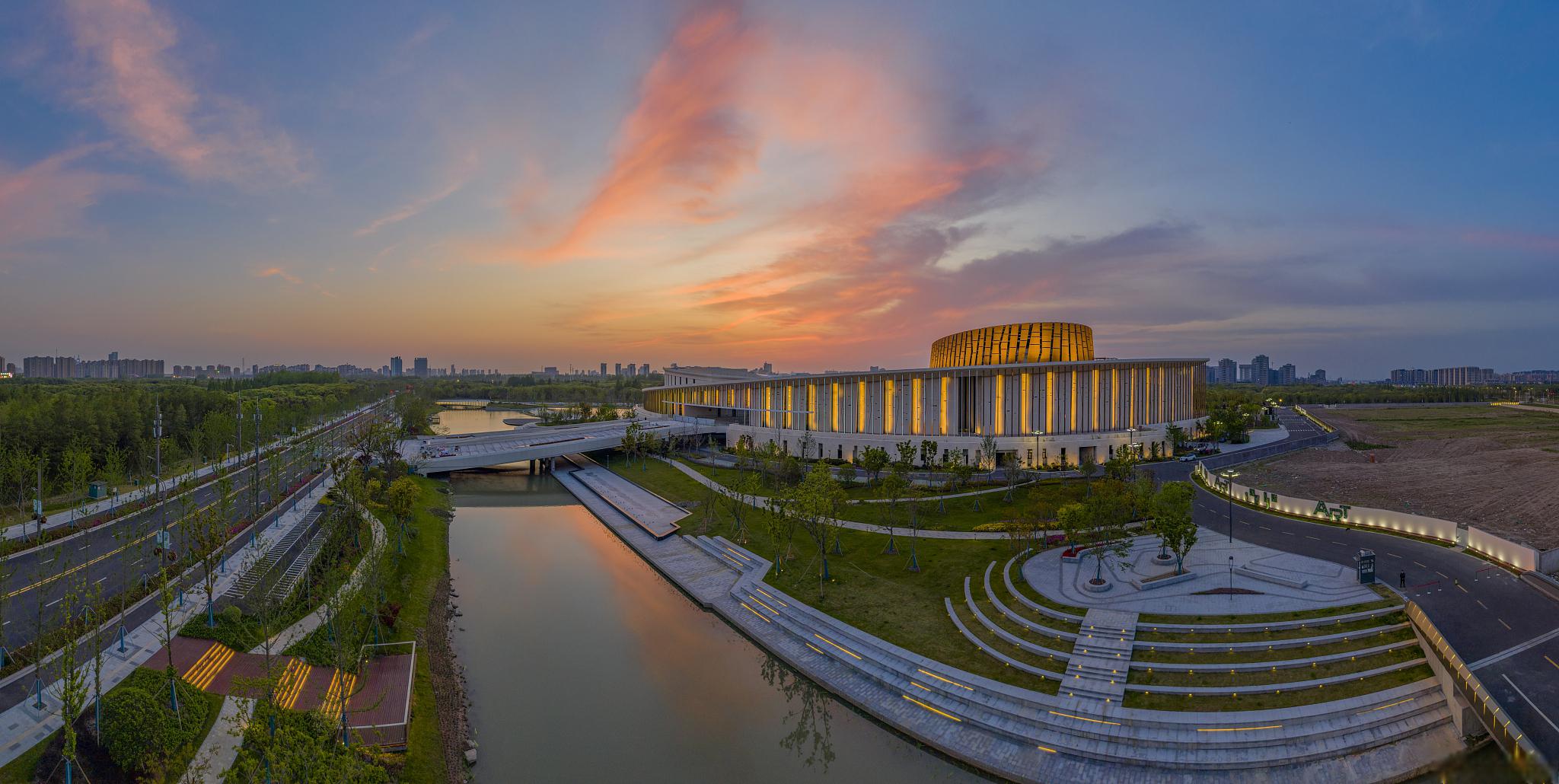 奉贤区旅游景点推荐 奉贤区,位于上海市南部,以其迷人的自然风光和