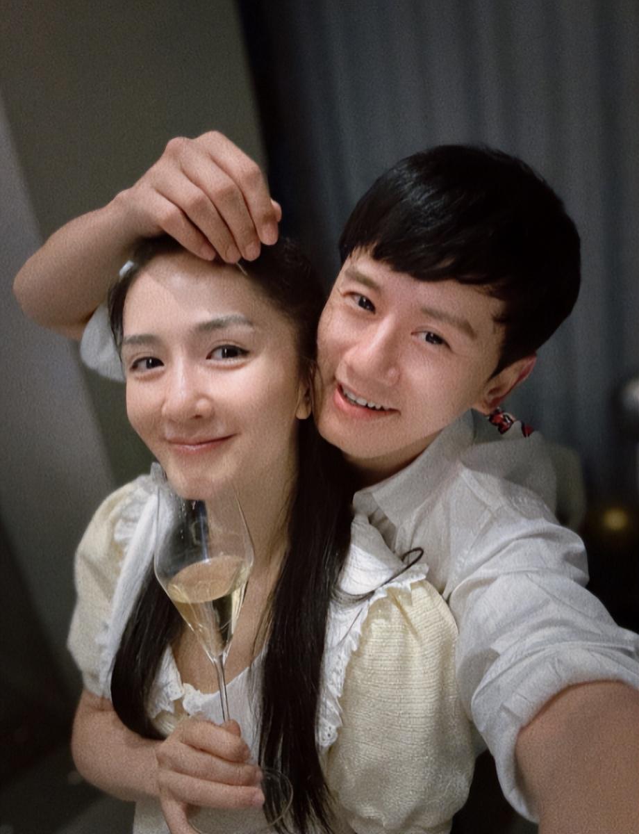 张杰晒照庆祝结婚12周年 张杰与谢娜结婚12周年,晒出两人亲昵依偎的