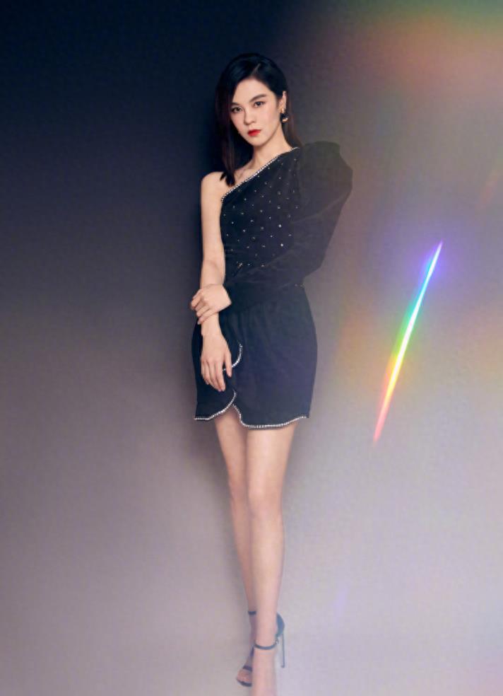 有种"人间腿精"叫郁可唯 郁可唯凭借她那双完美无瑕的修长美腿吸引了