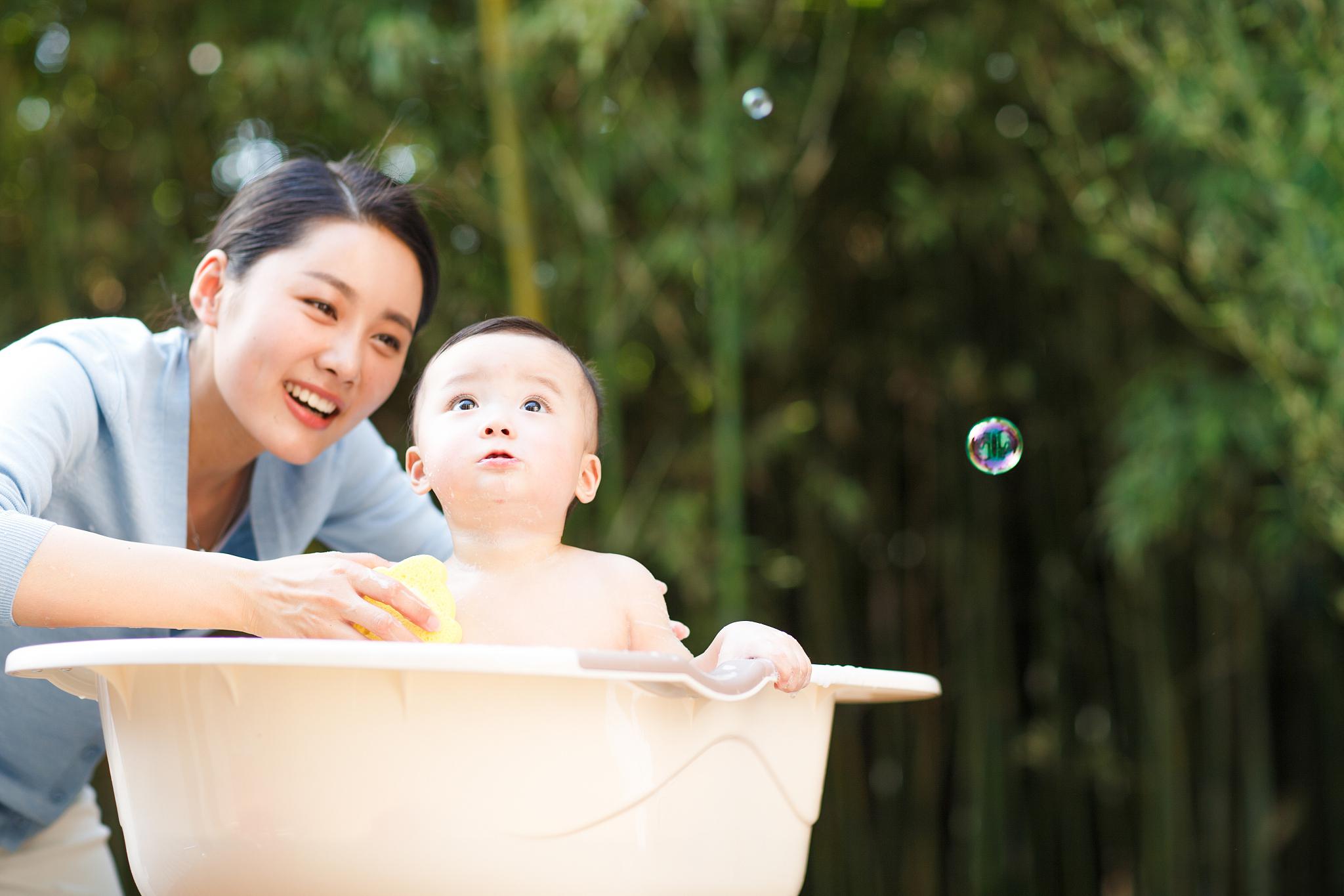 洗澡对于宝宝来说不仅是保持清洁的重要方式,还能促进他们的发育和