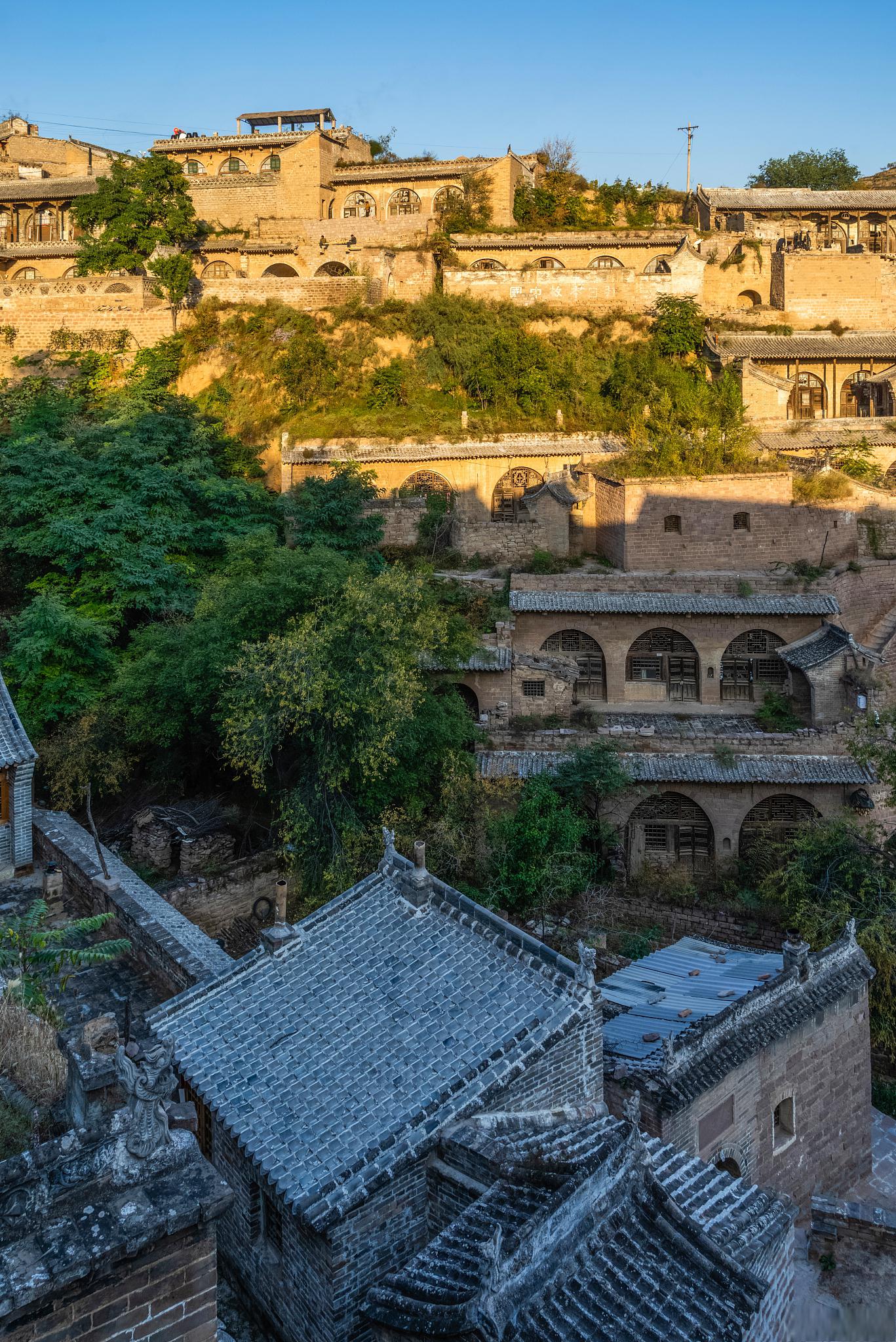 碛口古镇旅游攻略 碛口古镇是一座保存完好的古镇,具有悠久的历史和