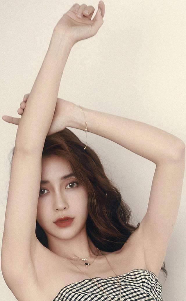 杨颖:演艺事业与公益事业 杨颖,中国当代知名女演员,以独特的气质和