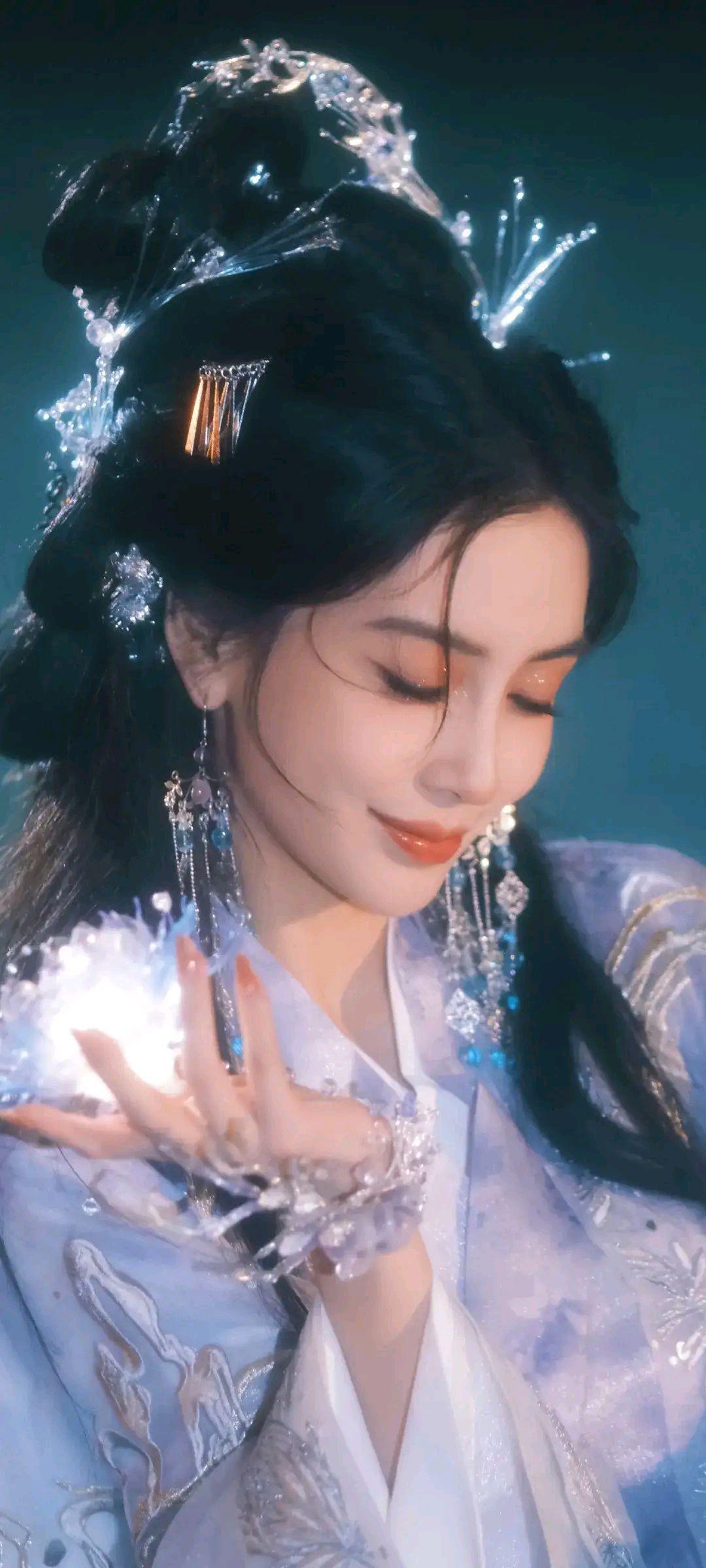 杨颖古装造型:清冷高贵的气质 杨颖的古装造型充满了独特的韵味和清冷