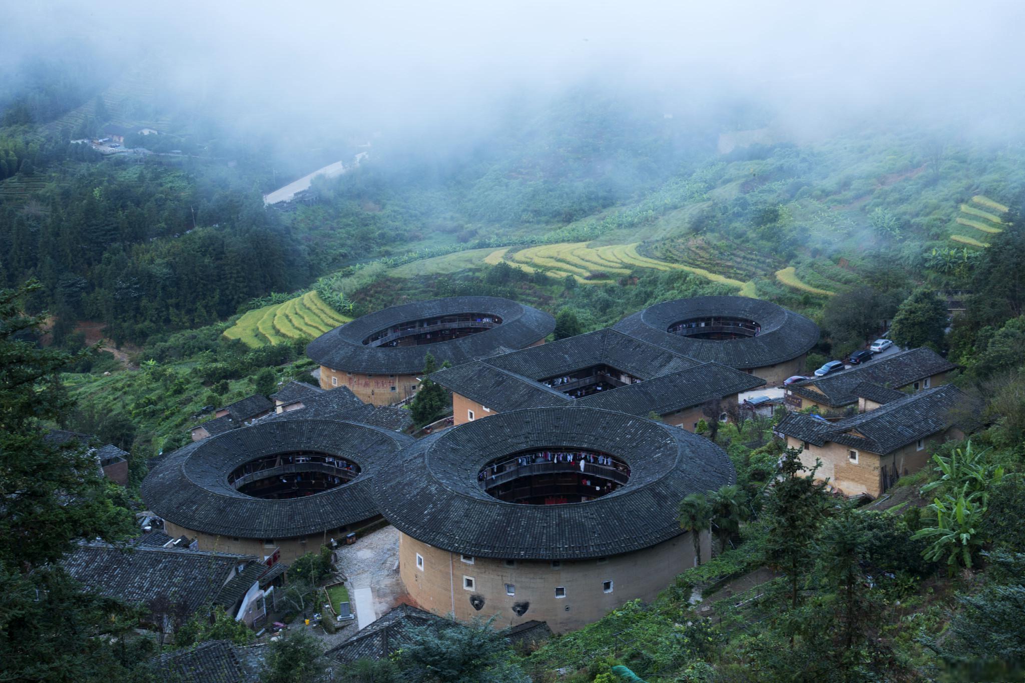 福建土楼 福建土楼是一种历史悠久的建筑,是福建南靖县的特色建筑.