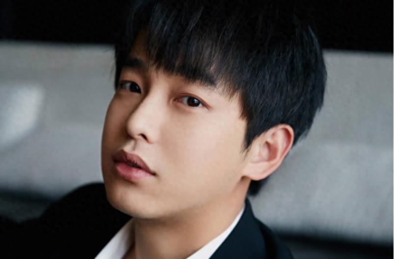 彭昱畅大方官宣恋情 彭昱畅公开承认恋情,表达了对女友的尊重和保护