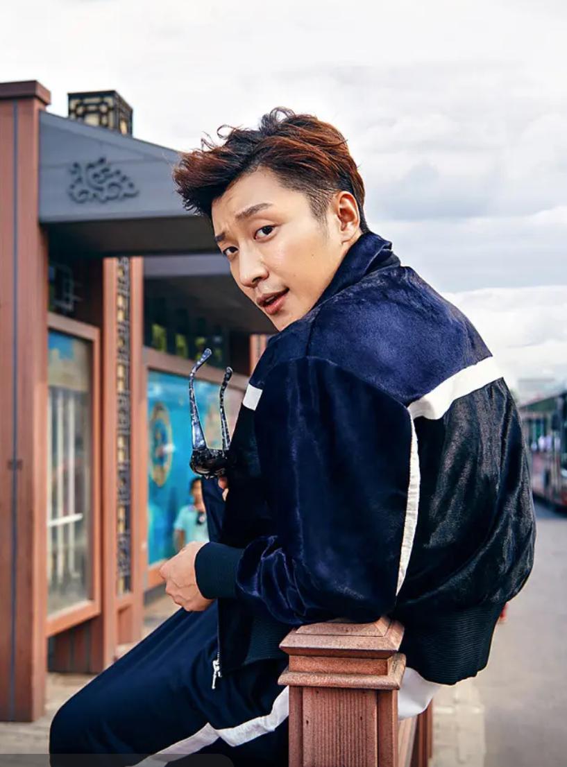 乔任梁:墓地变成粉色花海 七年后的今天,乔任梁的墓地变成了一片粉色