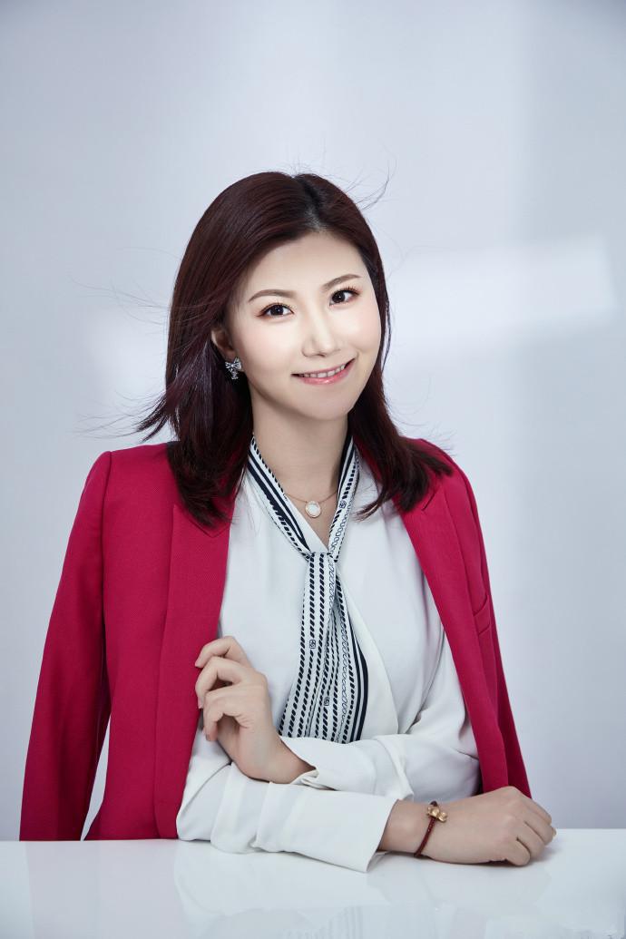 广东台女主持云菲:恩爱至今.@茶艺大师火哥推的动态