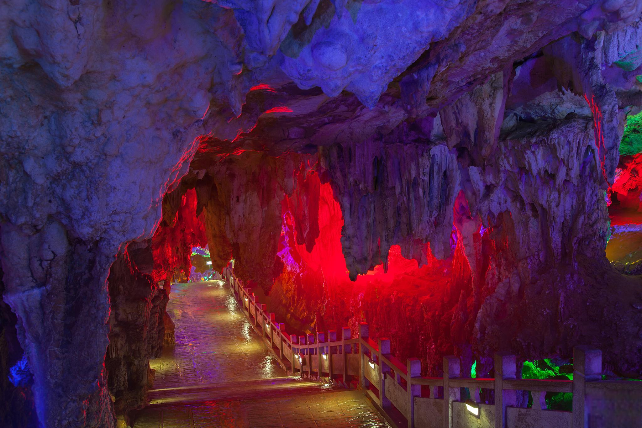 广西桂林芦笛岩景区攻略 广西桂林芦笛岩景区,这里的是一个神奇而又