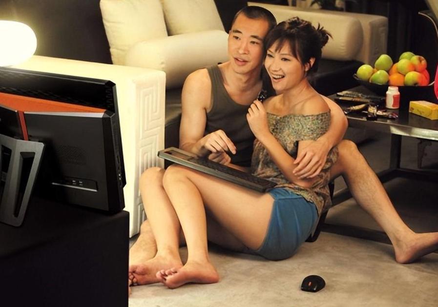 49岁徐静蕾晒泳装照!