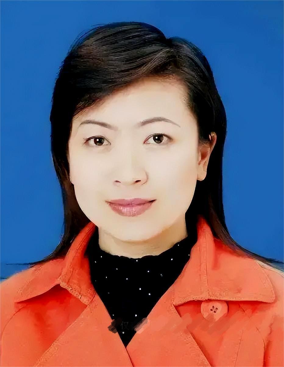 权色交易背叛国家 邓洁出身湖南郴州普通家庭,年少时辍学来到广州中山