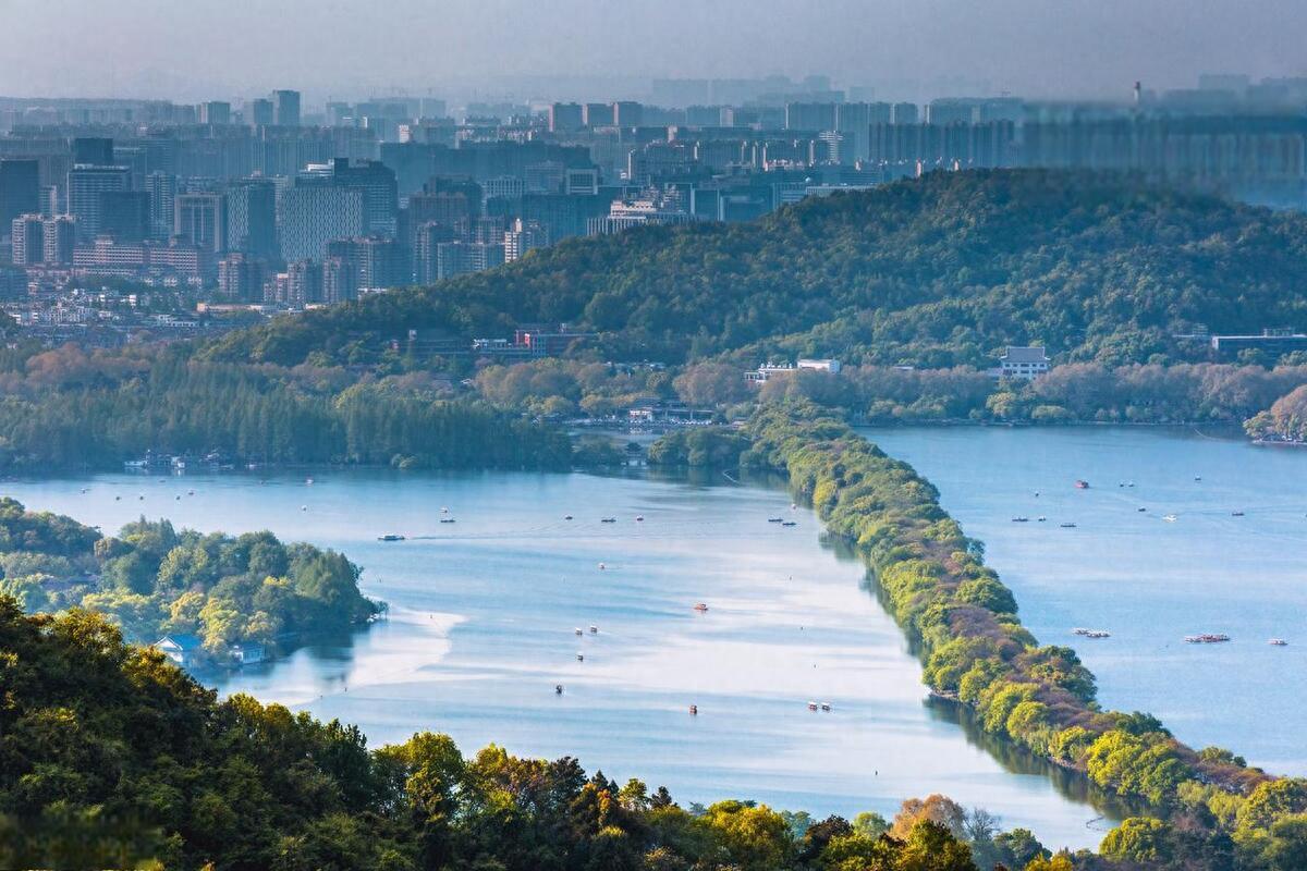 这次推荐西湖北山路:葛岭 - 宝石山 - 保俶塔-初阳台-黄龙洞.
