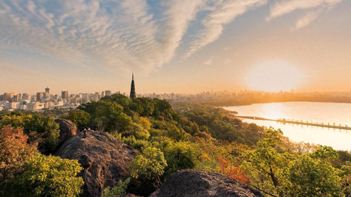 这次推荐西湖北山路:葛岭 - 宝石山 - 保俶塔-初阳台-黄龙洞.